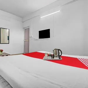 **** Hotel O Majestic Group India